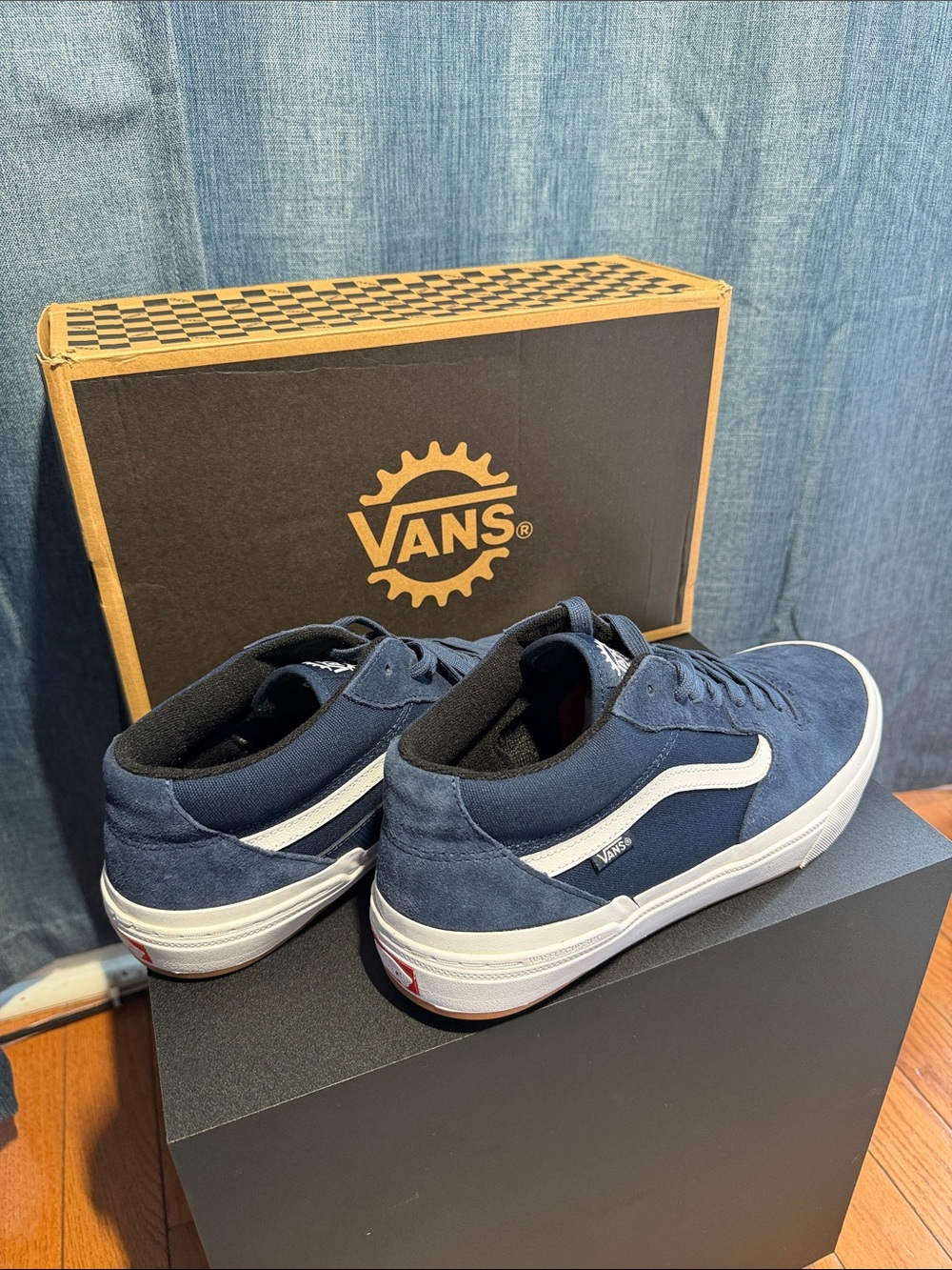 New Vans Navy Suede Low-Top Sneakers with White Side Stripe size 12 M